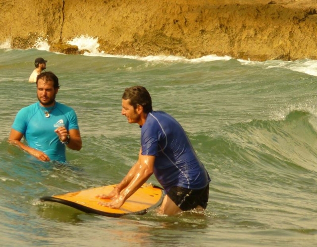 Con el monitor de surf en el agua